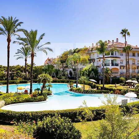 Amplio Planta Jardin Nagueles Marbella